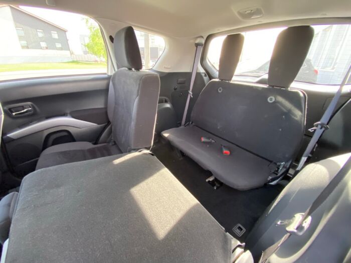 2011 Mitsubishi Outlander LS 4WD LS / 7 PASS / LOW KM. - Image 6