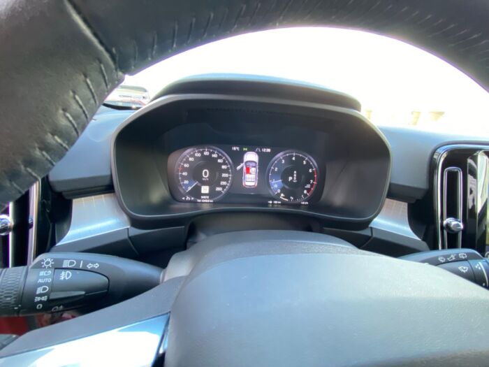 2020 Volvo XC40 Momentum T4 AWD Momentum - Image 9