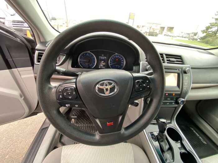2017 Toyota Camry LE 4dr Sdn I4 Auto LE - Image 9