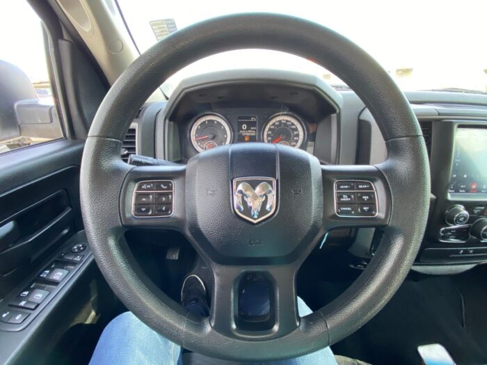 2019 Ram 1500 Classic Express Express 4x4 Crew Cab w/  BACKUP CAMERA - Image 9