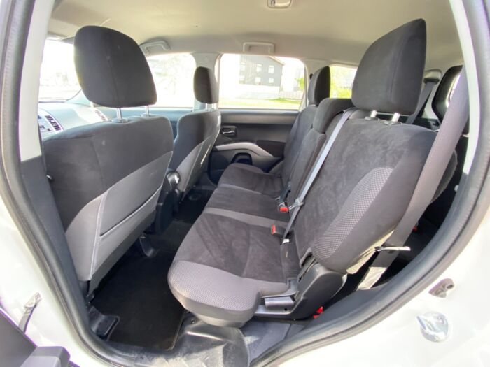 2011 Mitsubishi Outlander LS 4WD LS / 7 PASS / LOW KM. - Image 5