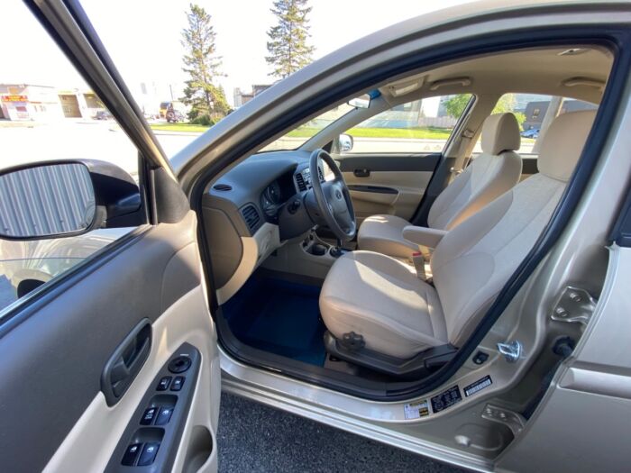 2010 Hyundai Accent GL 4dr Sdn Auto GL - Image 4