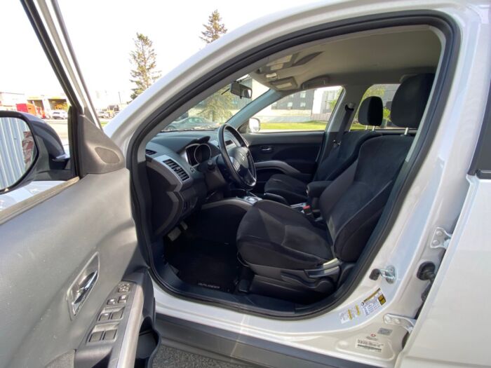 2011 Mitsubishi Outlander LS 4WD LS / 7 PASS / LOW KM. - Image 7