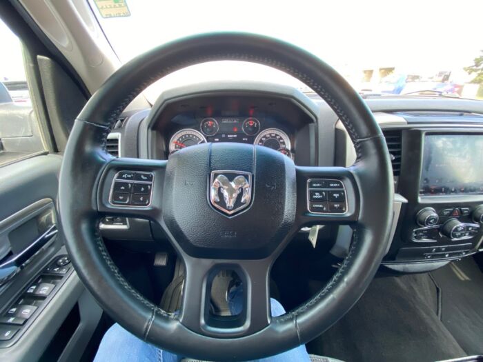 2018 Ram 1500 SLT SLT 4x4 Crew Cab 5'7" Box - Image 9