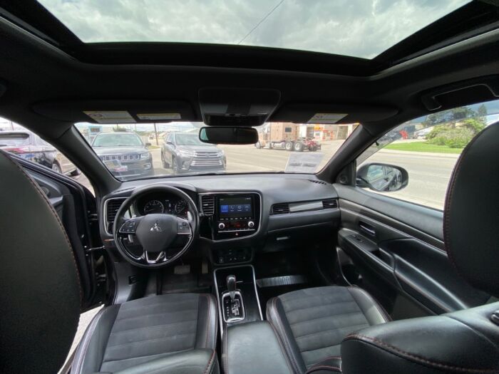 2020 Mitsubishi Outlander Limited Edition Limited Edition S-AWC - Image 4
