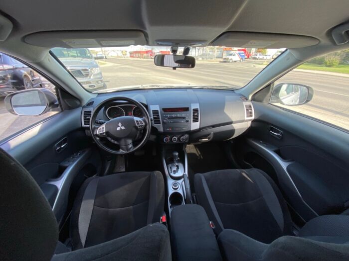 2011 Mitsubishi Outlander LS 4WD LS / 7 PASS / LOW KM. - Image 4