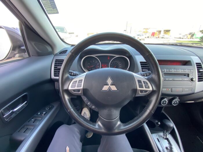 2011 Mitsubishi Outlander LS 4WD LS / 7 PASS / LOW KM. - Image 10