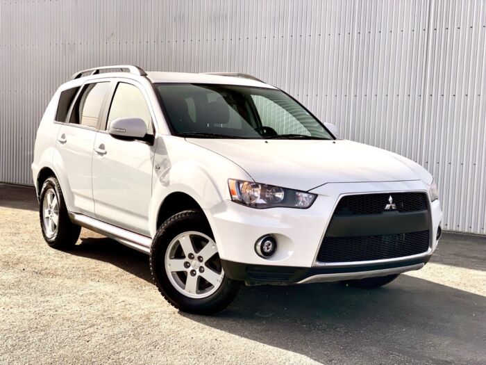 2011 Mitsubishi Outlander LS 4WD LS / 7 PASS / LOW KM. - Image 2