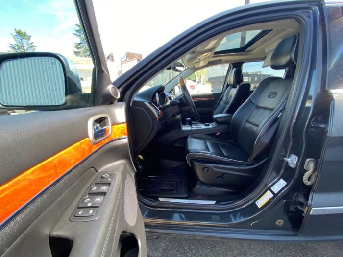 2011 Jeep Grand Cherokee Overland 4WD 4dr Overland - Image 8