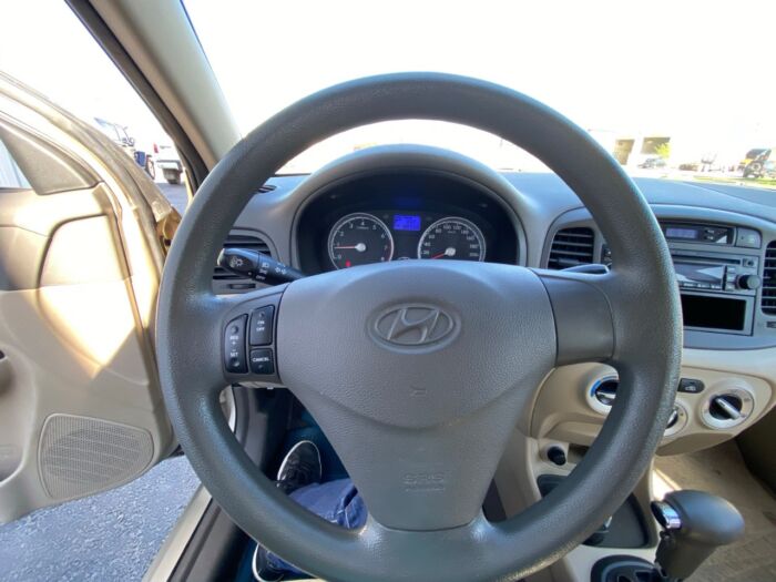 2010 Hyundai Accent GL 4dr Sdn Auto GL - Image 8