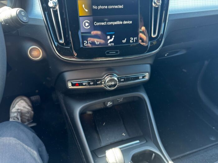 2020 Volvo XC40 Momentum T4 AWD Momentum - Image 8
