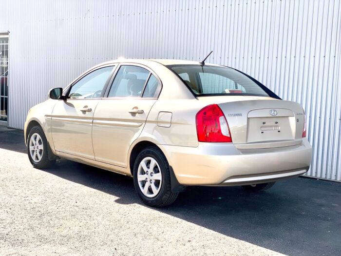 2010 Hyundai Accent GL 4dr Sdn Auto GL - Image 3