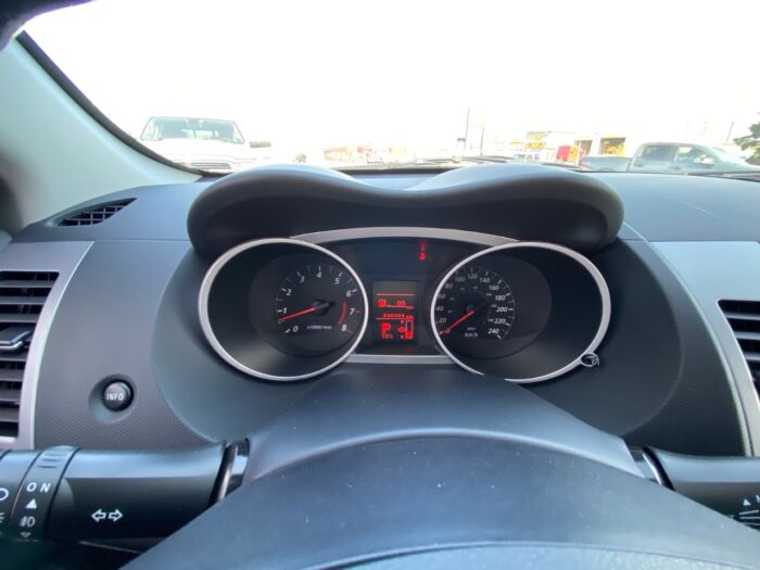 2011 Mitsubishi Outlander LS 4WD LS / 7 PASS / LOW KM. - Image 11