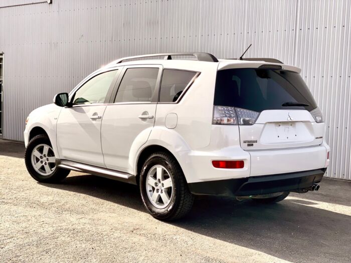 2011 Mitsubishi Outlander LS 4WD LS / 7 PASS / LOW KM. - Image 3