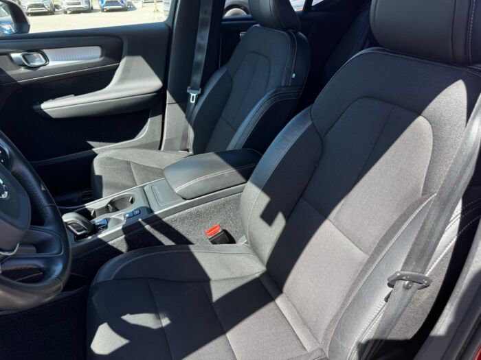2020 Volvo XC40 Momentum T4 AWD Momentum - Image 9