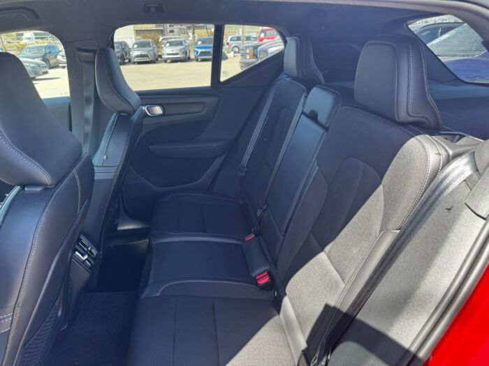 2020 Volvo XC40 Momentum T4 AWD Momentum - Image 10