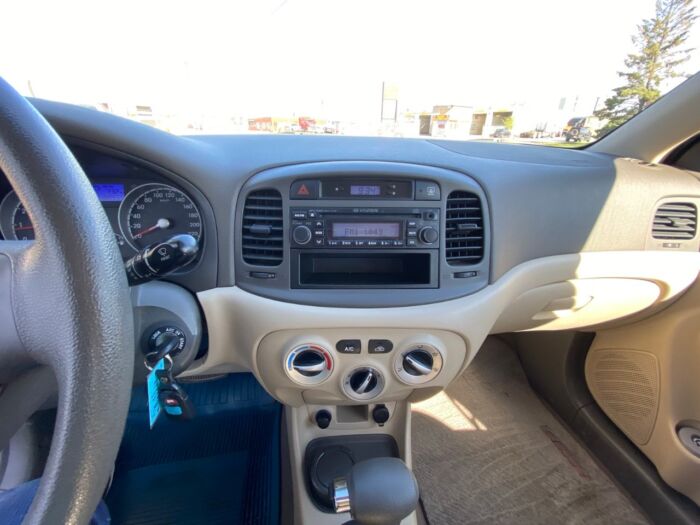 2010 Hyundai Accent GL 4dr Sdn Auto GL - Image 7