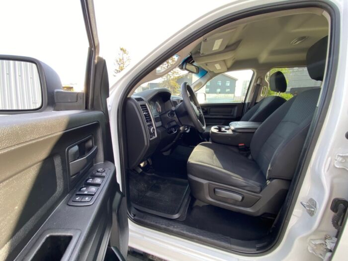 2019 Ram 1500 Classic Express Express 4x4 Crew Cab w/  BACKUP CAMERA - Image 6