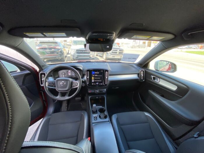 2020 Volvo XC40 Momentum T4 AWD Momentum - Image 4