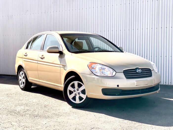 2010 Hyundai Accent GL 4dr Sdn Auto GL - Image 2
