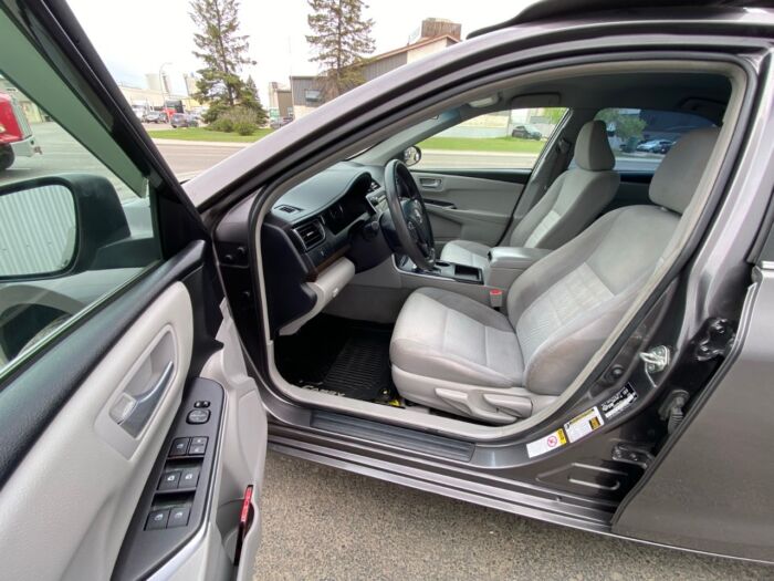 2017 Toyota Camry LE 4dr Sdn I4 Auto LE - Image 8