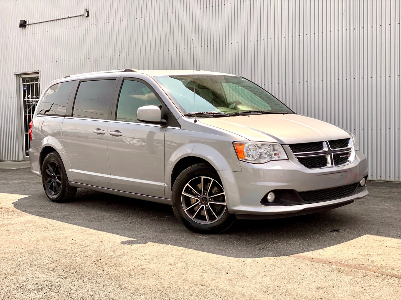 USED 2020 Dodge Grand Caravan Premium Plus PREMIUM PLUS - BACKUP CAM - LEATHER - DVD Calgary AB T2G 4P2