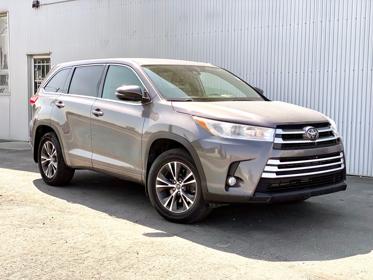 USED 2018 Toyota Highlander LE AWD LE / BACKUP CAM / HEATED SEATS / 8 PASS Calgary AB T2G 4P2