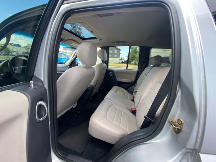 2004 Jeep Liberty Limited 4dr Limited 4WD - Image 8