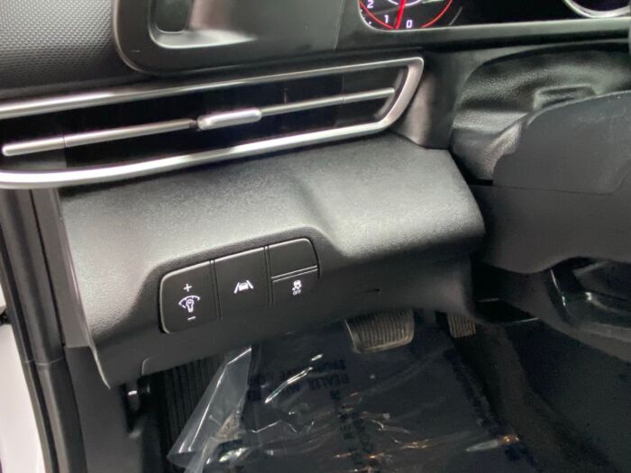2021 Hyundai Elantra Preferred Preferred IVT - Image 11