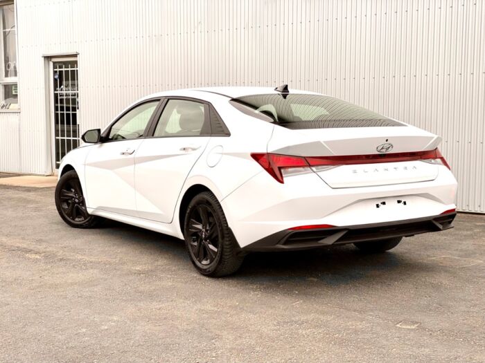 2021 Hyundai Elantra Preferred Preferred IVT - Image 3