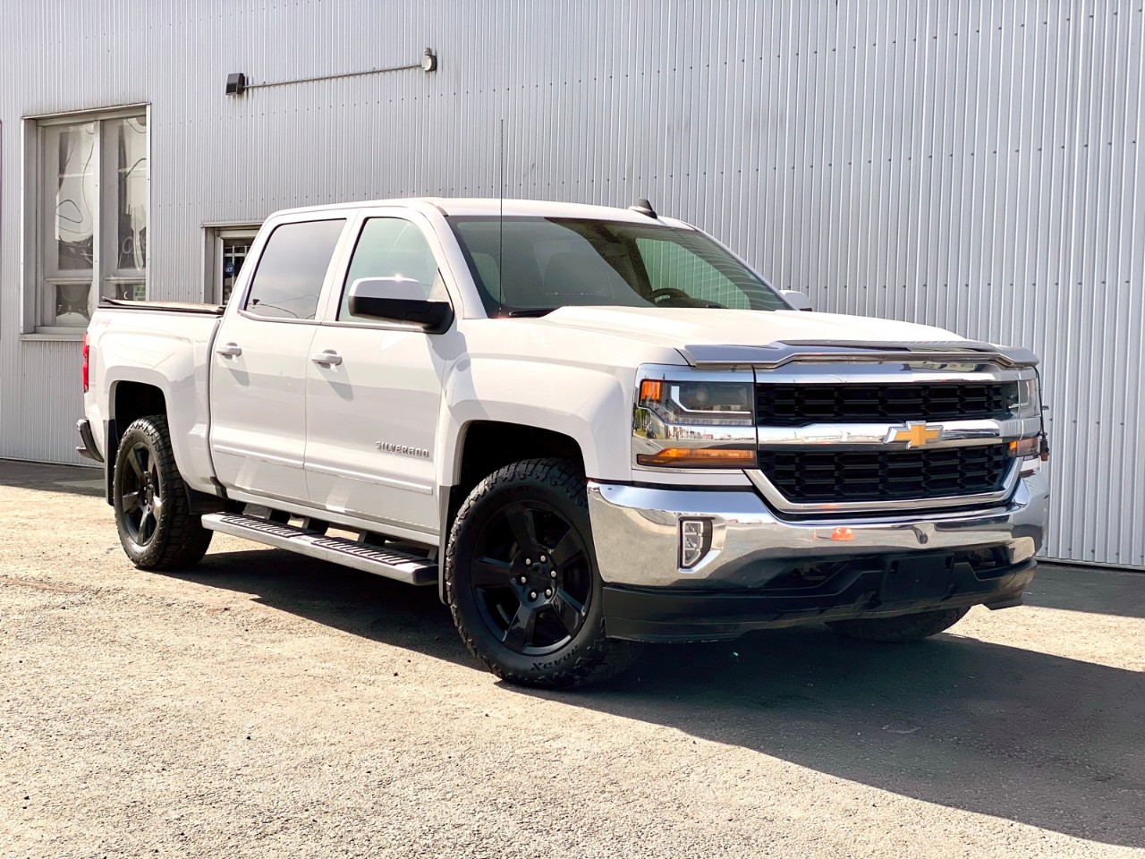 USED 2017 Chevrolet Silverado 1500 LT Crew Cab Short Box 4-Wheel Drive LT w/1LT Calgary AB T2G 4P2