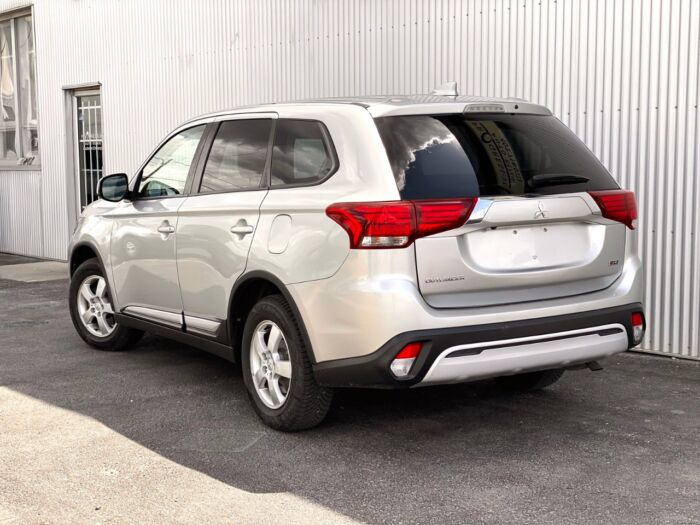 2020 Mitsubishi Outlander SE SE S-AWC - Image 3