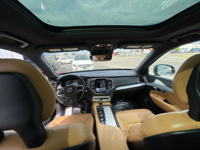 2017 Volvo XC90 T6 Momentum AWD 5dr T6 Momentum 7-Passenger - Image 4