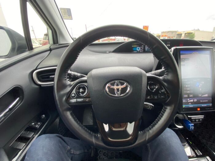 2021 Toyota Prius Prime LE plug-in hybrid / LEATHER / NAVIGATION / BACKUP CAM - Image 10
