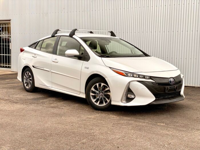 2021 Toyota Prius Prime LE plug-in hybrid / LEATHER / NAVIGATION / BACKUP CAM - Image 3