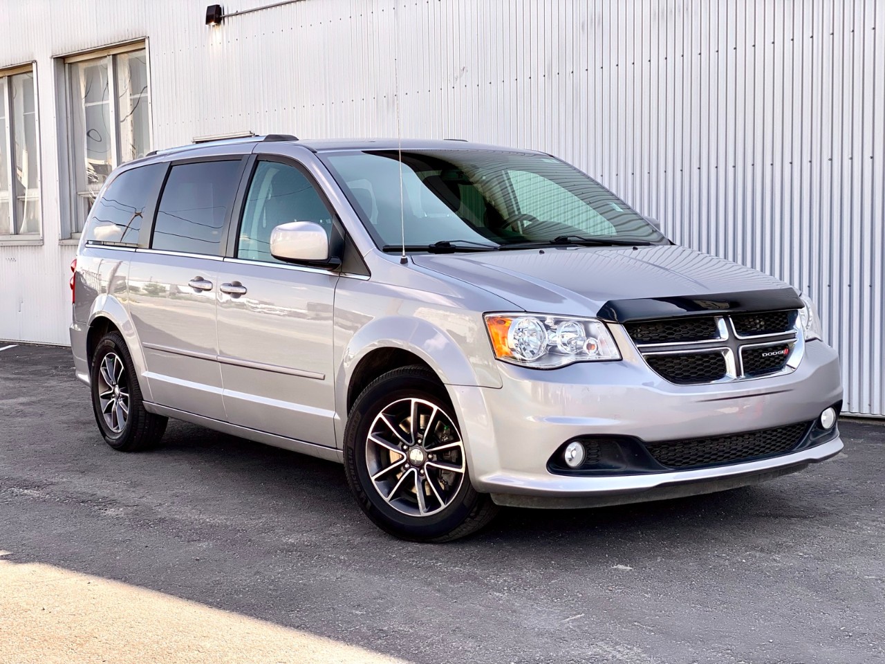 USED 2017 Dodge Grand Caravan SXT Premium Plus SXT Premium Plus /   BACKUP CAM  /  DVD  /  LEATHER Calgary AB T2G 4P2