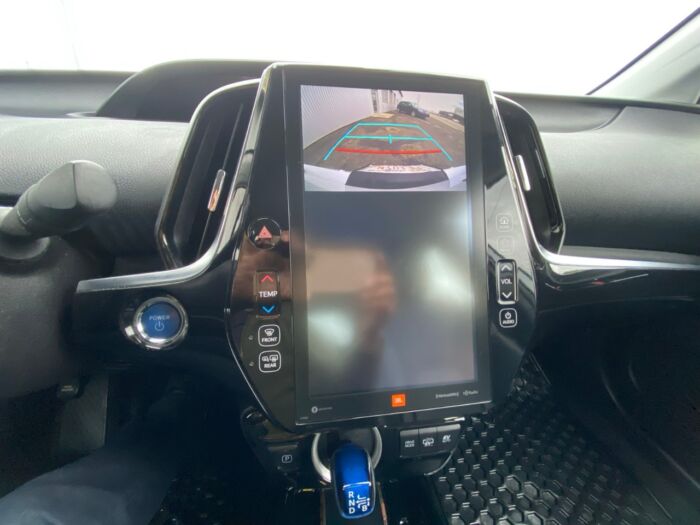 2021 Toyota Prius Prime LE plug-in hybrid / LEATHER / NAVIGATION / BACKUP CAM - Image 9