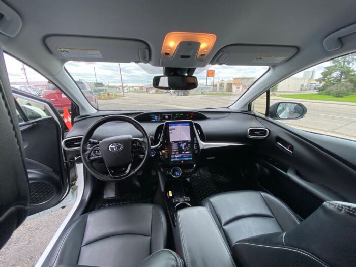 2021 Toyota Prius Prime LE plug-in hybrid / LEATHER / NAVIGATION / BACKUP CAM - Image 5