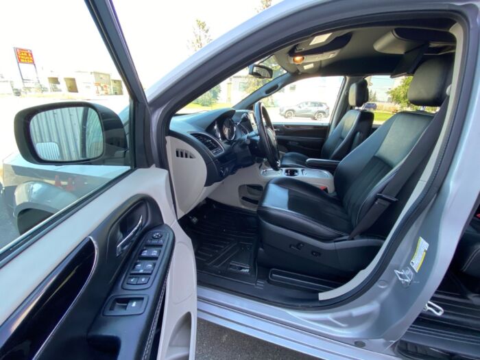 2017 Dodge Grand Caravan SXT Premium Plus SXT Premium Plus /   BACKUP CAM  /  DVD  /  LEATHER - Image 6