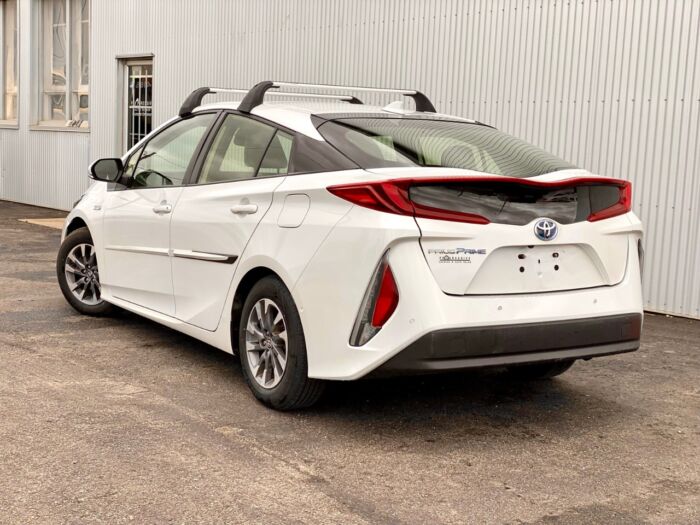 2021 Toyota Prius Prime LE plug-in hybrid / LEATHER / NAVIGATION / BACKUP CAM - Image 2