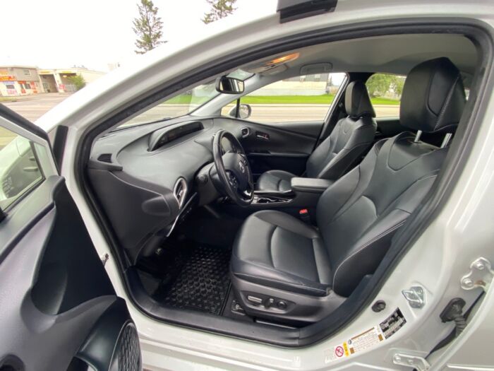 2021 Toyota Prius Prime LE plug-in hybrid / LEATHER / NAVIGATION / BACKUP CAM - Image 8