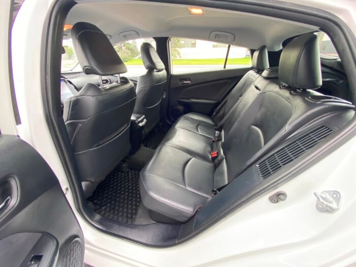 2021 Toyota Prius Prime LE plug-in hybrid / LEATHER / NAVIGATION / BACKUP CAM - Image 6