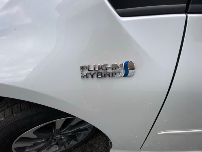 2021 Toyota Prius Prime LE plug-in hybrid / LEATHER / NAVIGATION / BACKUP CAM - Image 4