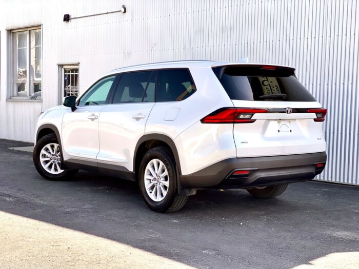 2024 Toyota Grand Highlander XLE XLE AWD - Image 4