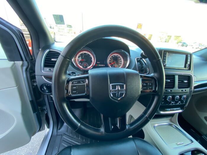 2017 Dodge Grand Caravan SXT Premium Plus SXT Premium Plus /   BACKUP CAM  /  DVD  /  LEATHER - Image 8