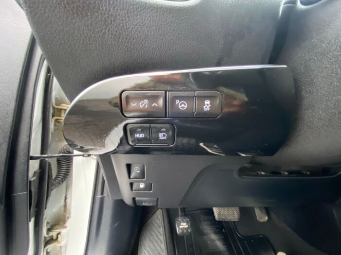 2021 Toyota Prius Prime LE plug-in hybrid / LEATHER / NAVIGATION / BACKUP CAM - Image 7