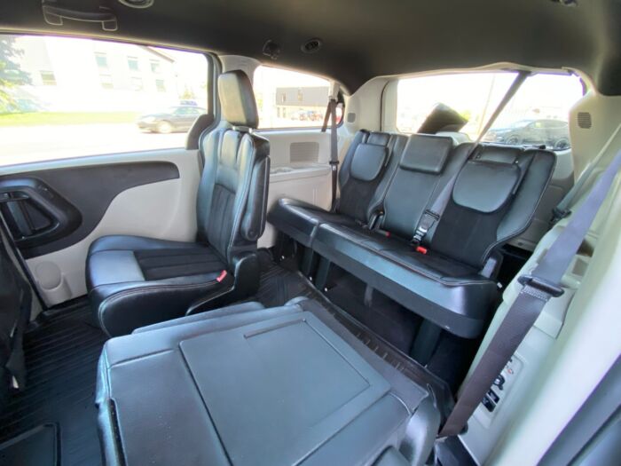 2017 Dodge Grand Caravan SXT Premium Plus SXT Premium Plus /   BACKUP CAM  /  DVD  /  LEATHER - Image 5
