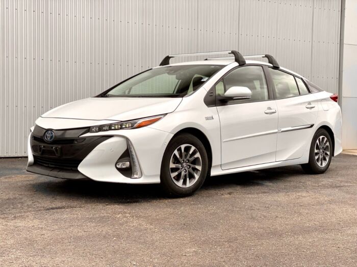 USED 2021 Toyota Prius Prime LE plug-in hybrid / LEATHER / NAVIGATION / BACKUP CAM Calgary AB T2G 4P2