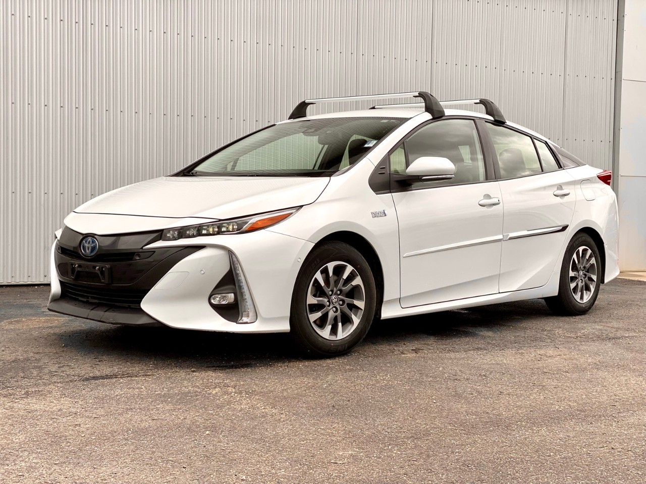 USED 2021 Toyota Prius Prime LE plug-in hybrid / LEATHER / NAVIGATION / BACKUP CAM Calgary AB T2G 4P2