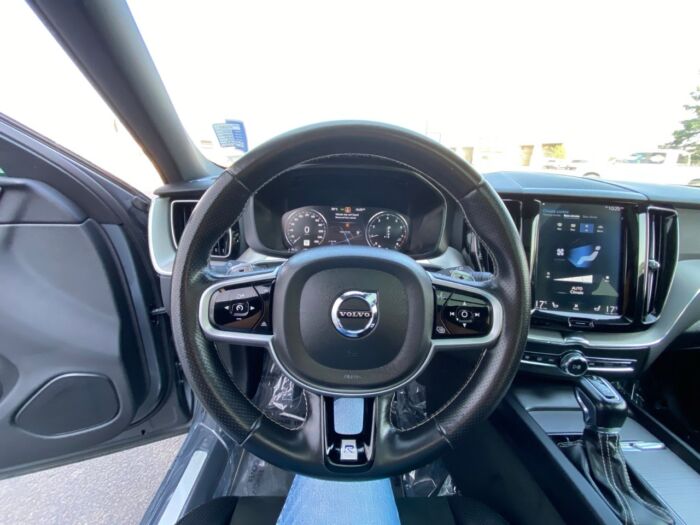 2019 Volvo XC60 R-Design T6 AWD R-Design - Image 9